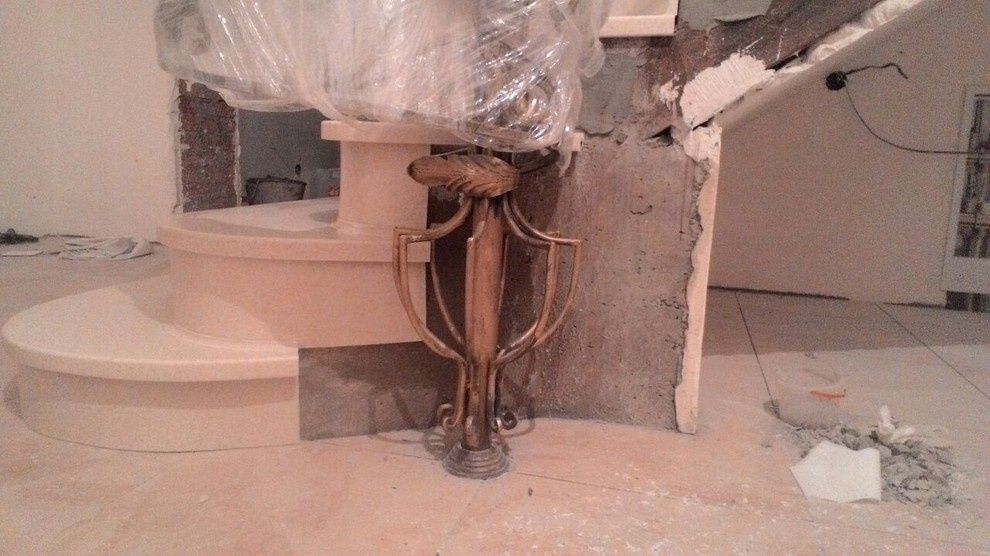 Облицовка лестницы акриловым камнем