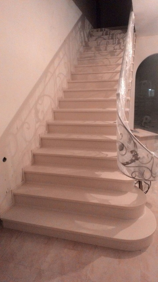 Облицовка лестницы акриловым камнем
