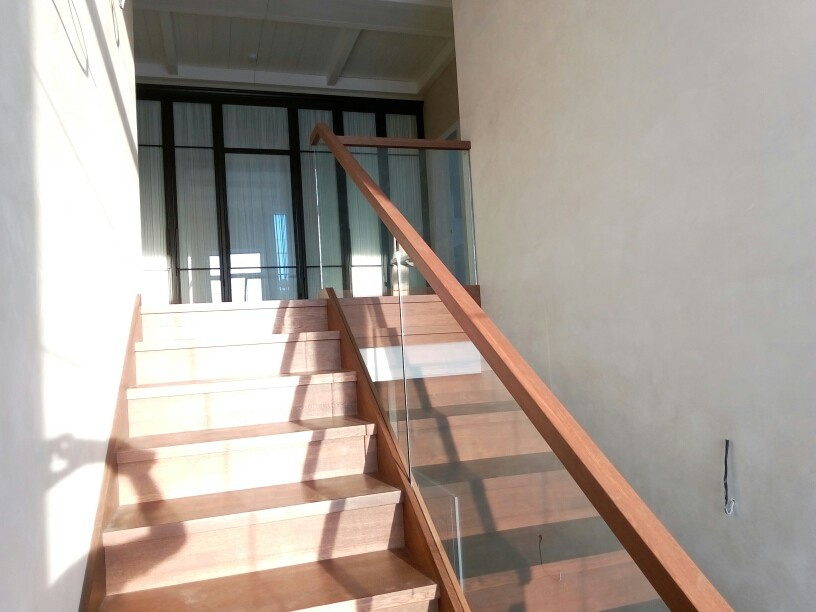 Лестницы на заказ zetastairs.ru