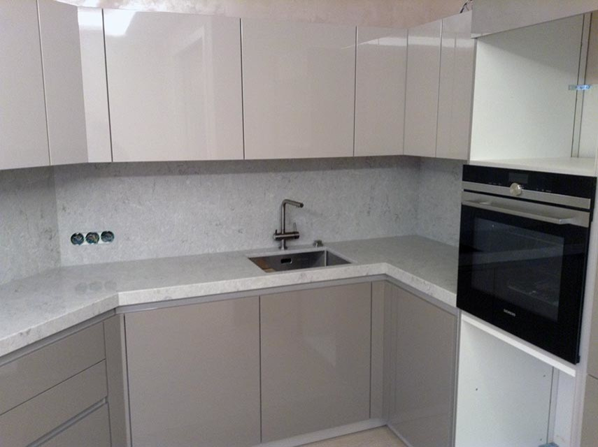 Столешница и фартук из кварца Bianco Drift 6131 (фабрика Caesarstone)