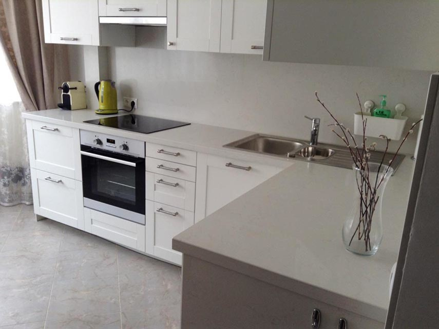 Столешница и фартук из Caesarstone арт. 5141Frosty Carrina