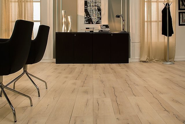 Ламинированный паркет Kaiser в интерьере.