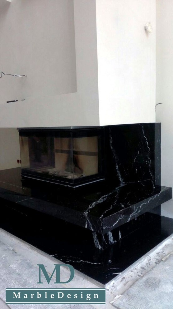 Облицовка камина мрамором Неро Марквина