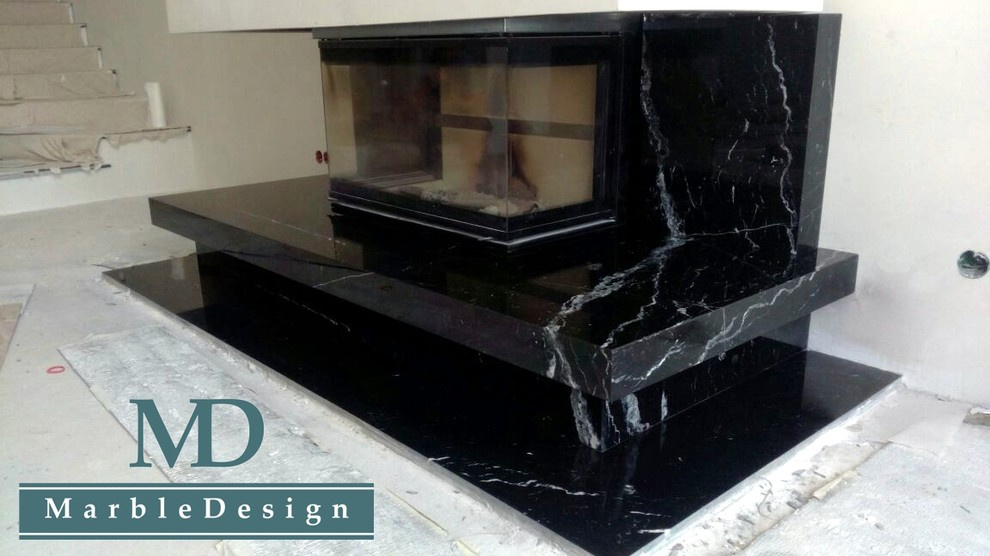 Облицовка камина мрамором Неро Марквина