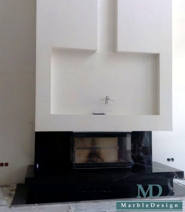 Облицовка камина мрамором Неро Марквина