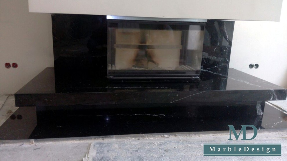 Облицовка камина мрамором Неро Марквина