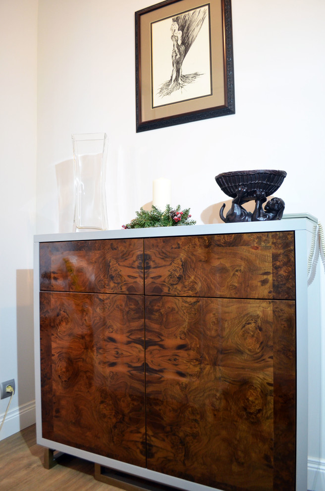 Комод со шпоном корня ореха