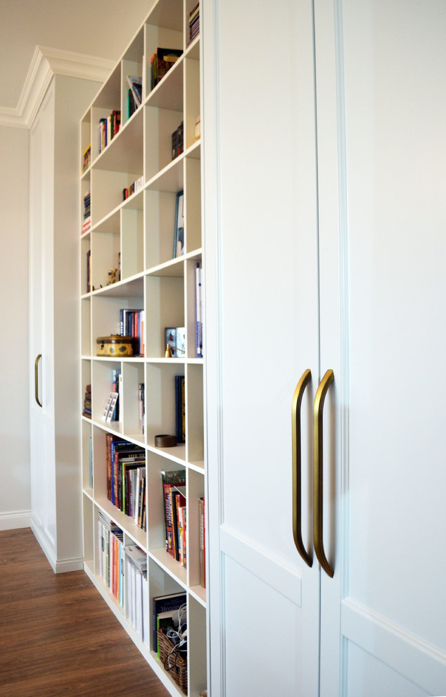 Шкафы и стеллаж под карниз