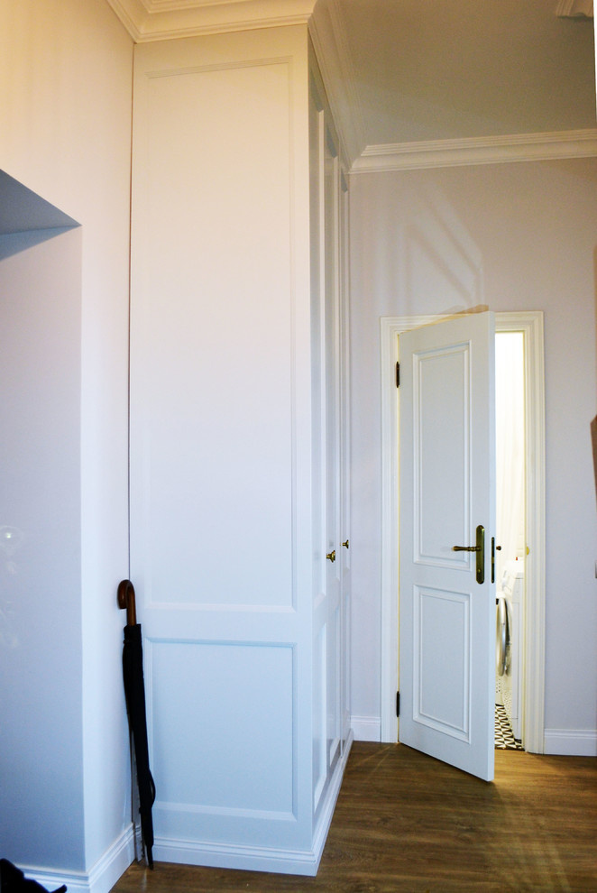 Шкаф для прихожей под карниз