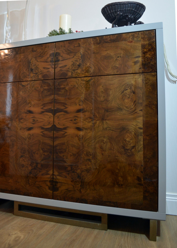 Комод со шпоном корня ореха