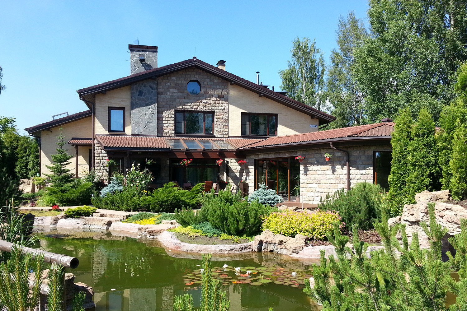 Проект дома с бассейном на склоне