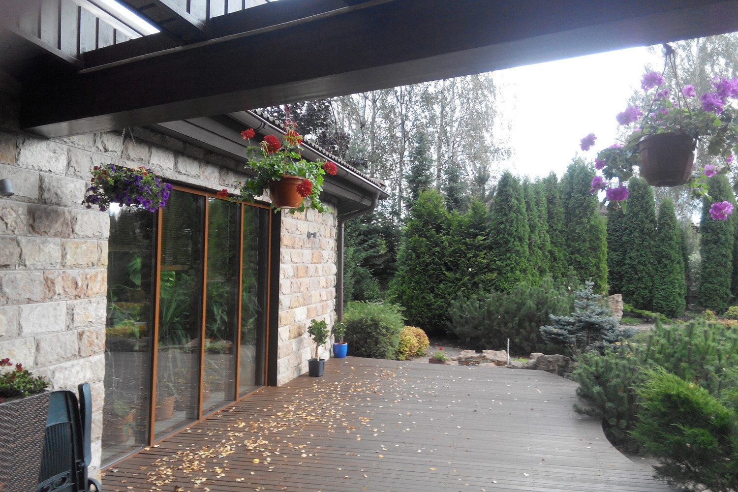 Проект дома с бассейном на склоне