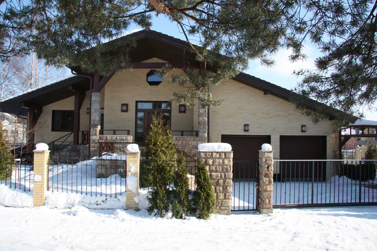 Проект дома с бассейном на склоне