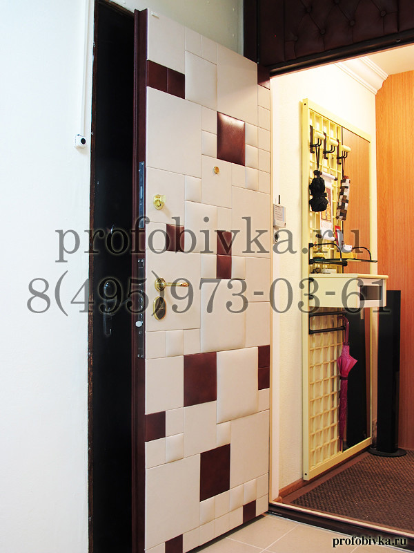 Обложка проекта: Дизайнерская отделка входной двери натуральной кожей