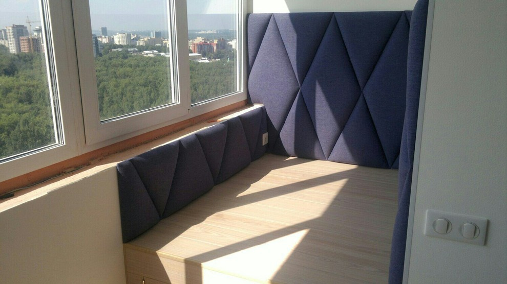 Уголок на балконе из мягких панелей