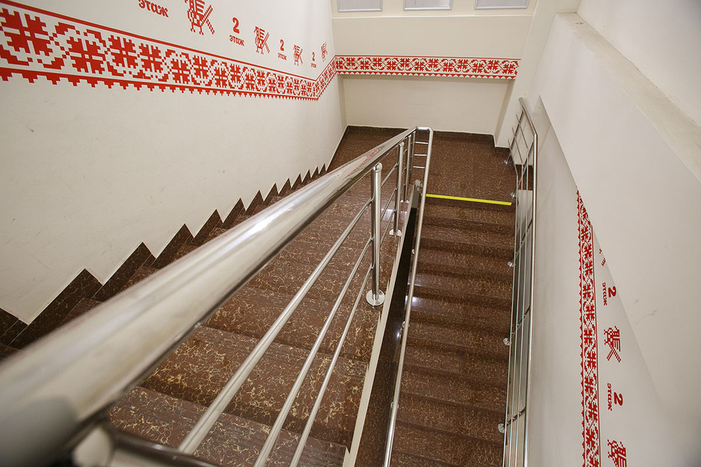 Рисунки на стенах и навигация торгового центра “Купец”