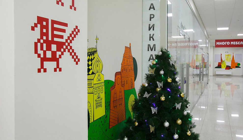 Рисунки на стенах и навигация торгового центра “Купец”