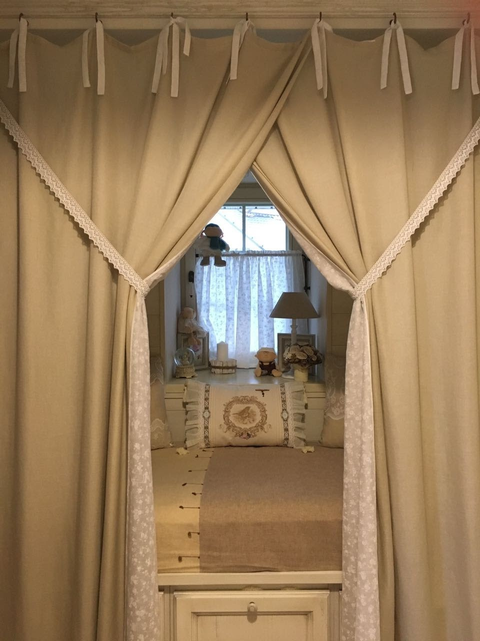 Льняные шторы в оформлении окна