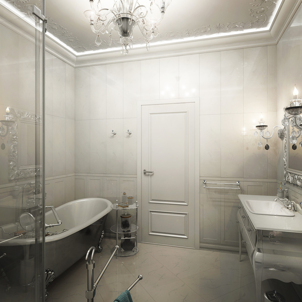 Просторная ванная в классическом стиле