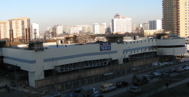 Спортивно-сервисный комплекс над автостоянкой