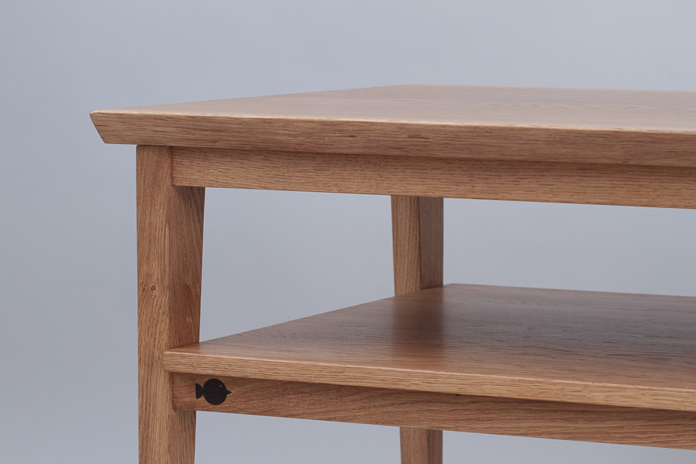 Журнальный стол из дуба с полкой