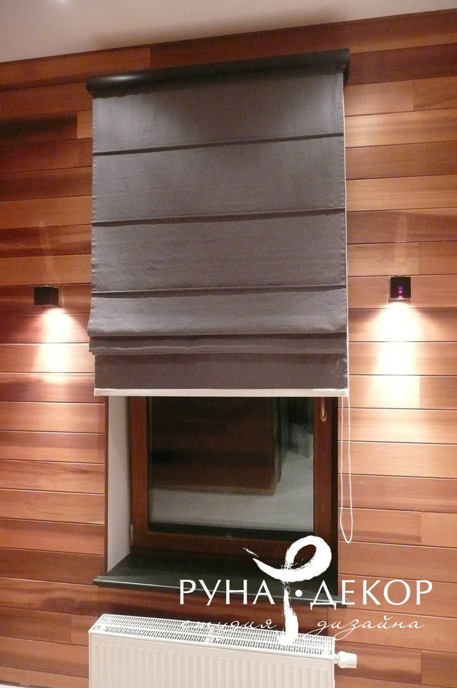 Римская штора с контрастной отделкой в бане.