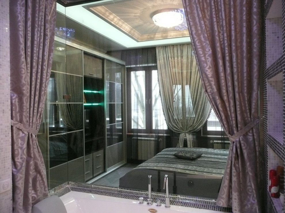 Шторы для ванной с прзорачными стекляными стенами.