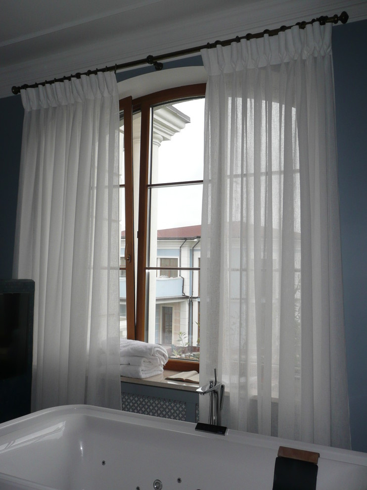 Лёгкие шторки на кованном карнизе для ванной комнаты