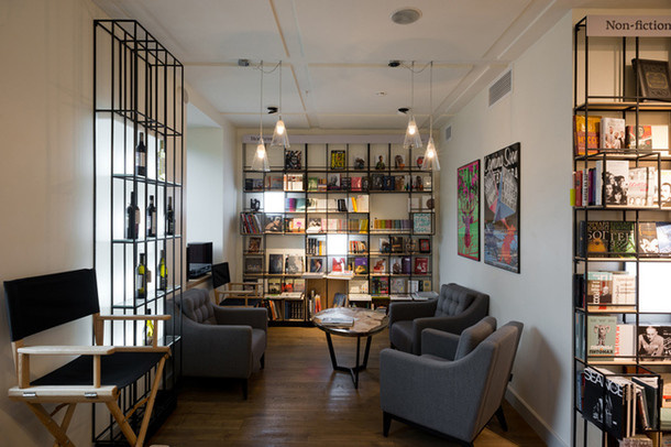 Pioner bookstore