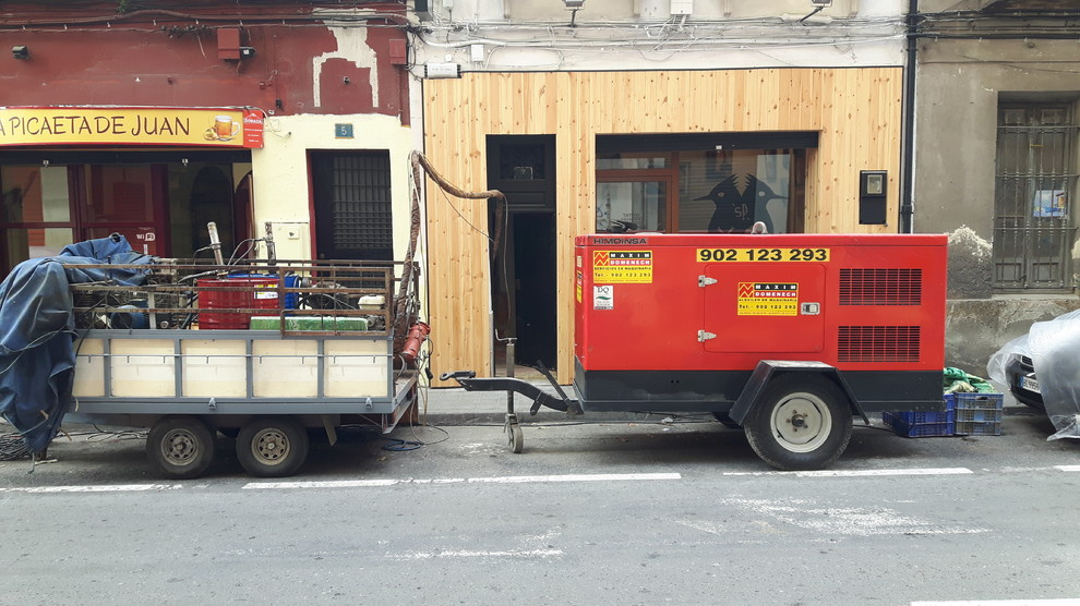 proyeccion de espuma de poliuretano en el tejado viejo de teja plana Alicante