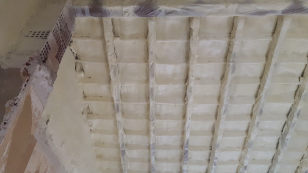 proyeccion de espuma de poliuretano en el tejado viejo de teja plana Alicante