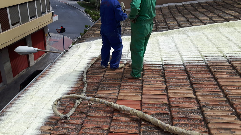 proyeccion de espuma de poliuretano en el tejado viejo de teja plana Alicante