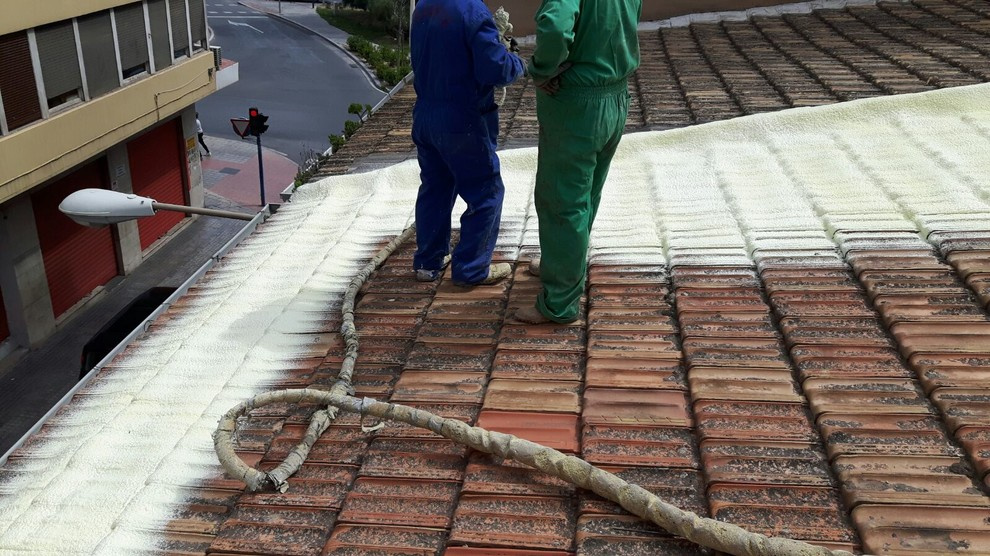proyeccion de espuma de poliuretano en el tejado viejo de teja plana Alicante