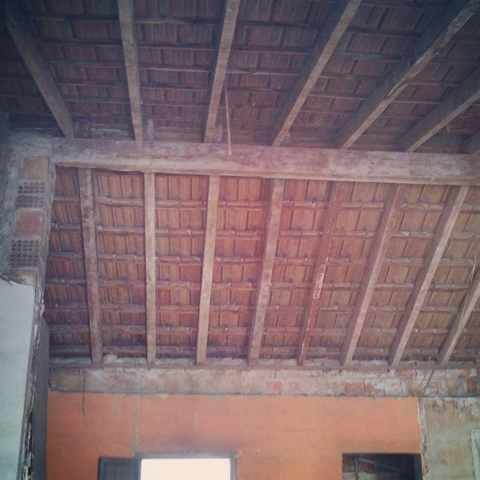 proyeccion de espuma de poliuretano en el tejado viejo de teja plana Alicante