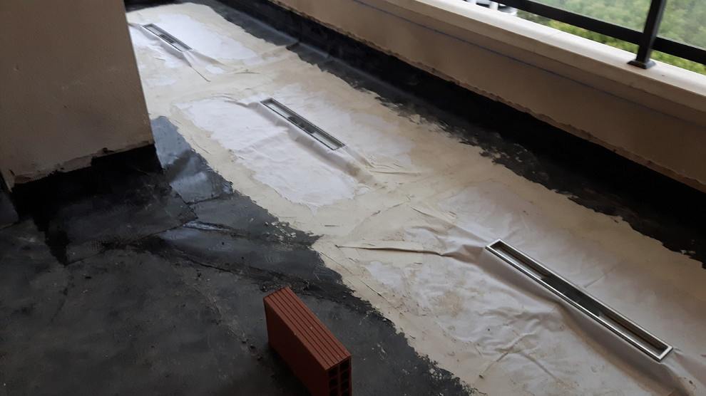proyeccion de espuma de poliuretano en el tejado viejo de teja plana Alicante