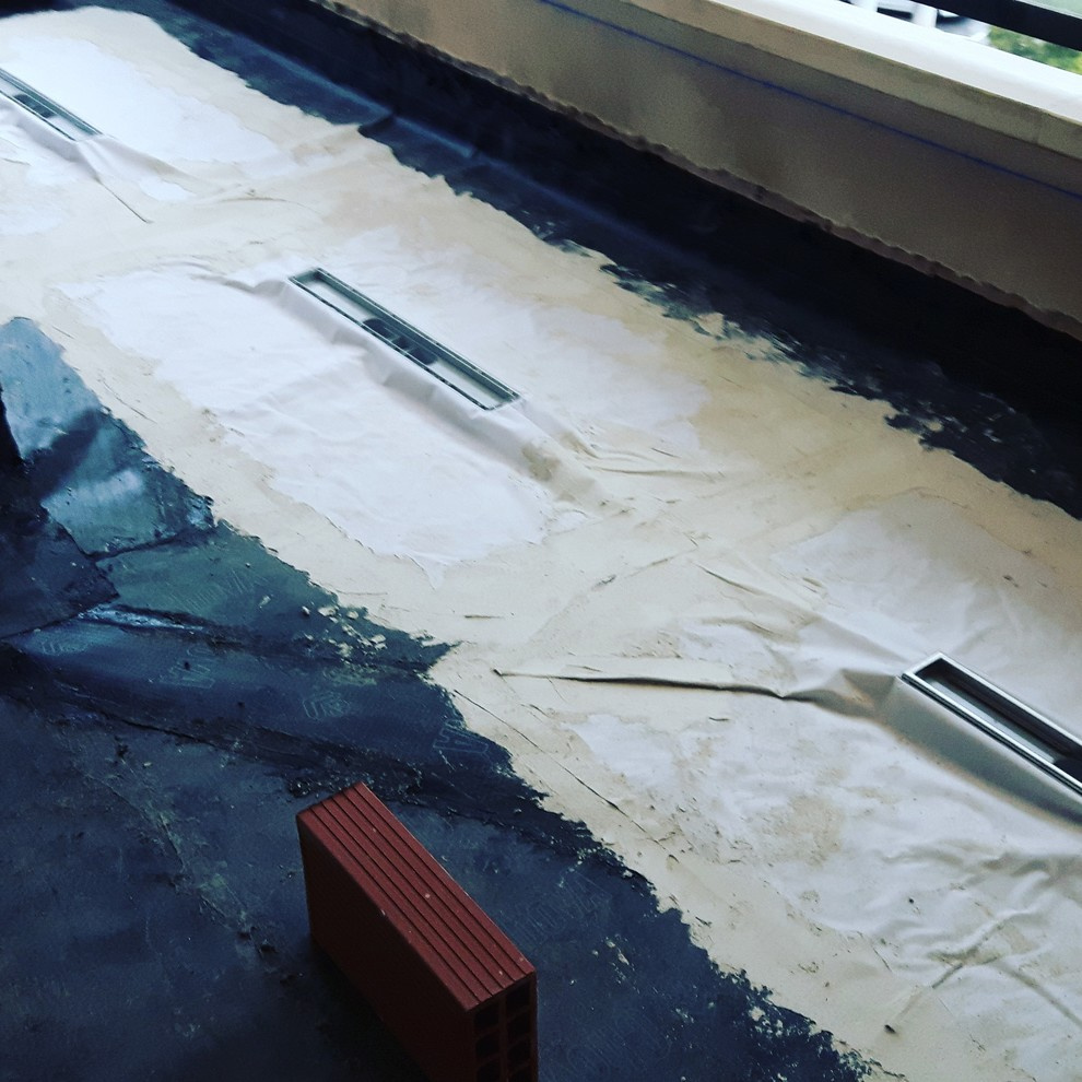 proyeccion de espuma de poliuretano en el tejado viejo de teja plana Alicante
