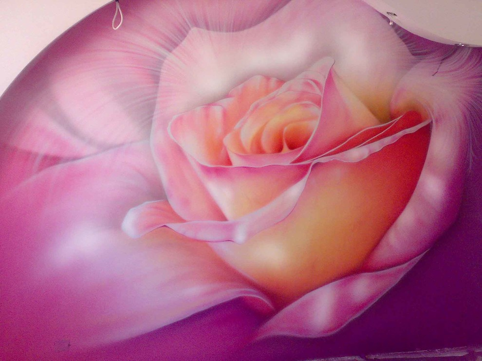 Роспись стен в доме.