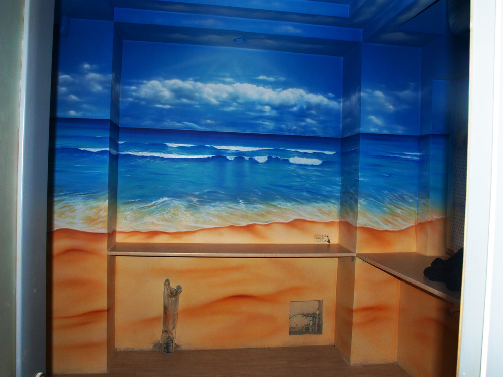 Роспись стен в доме.