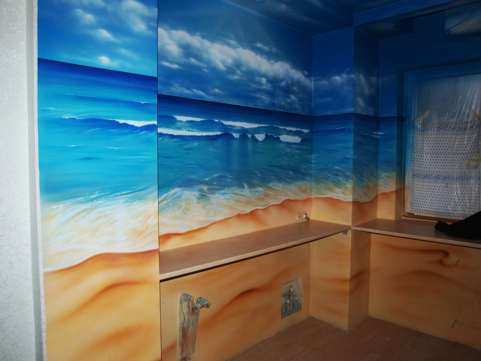 Роспись стен в доме.