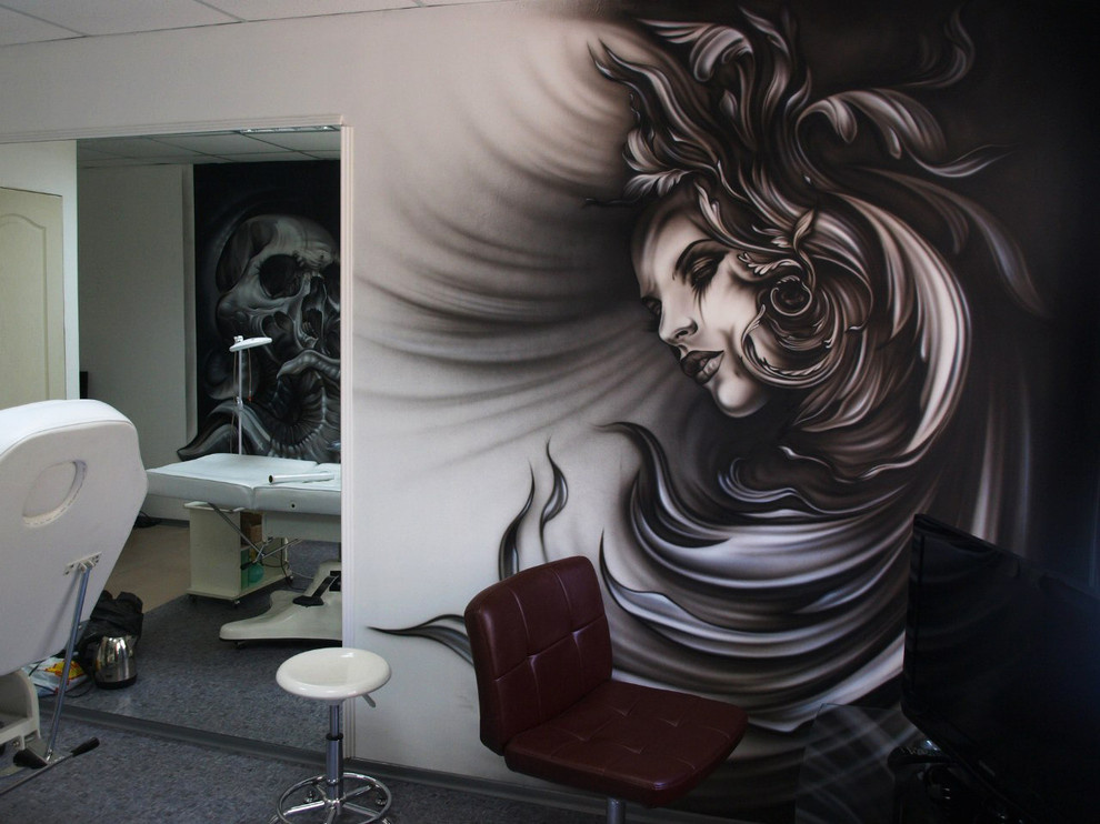 Роспись стен в доме.