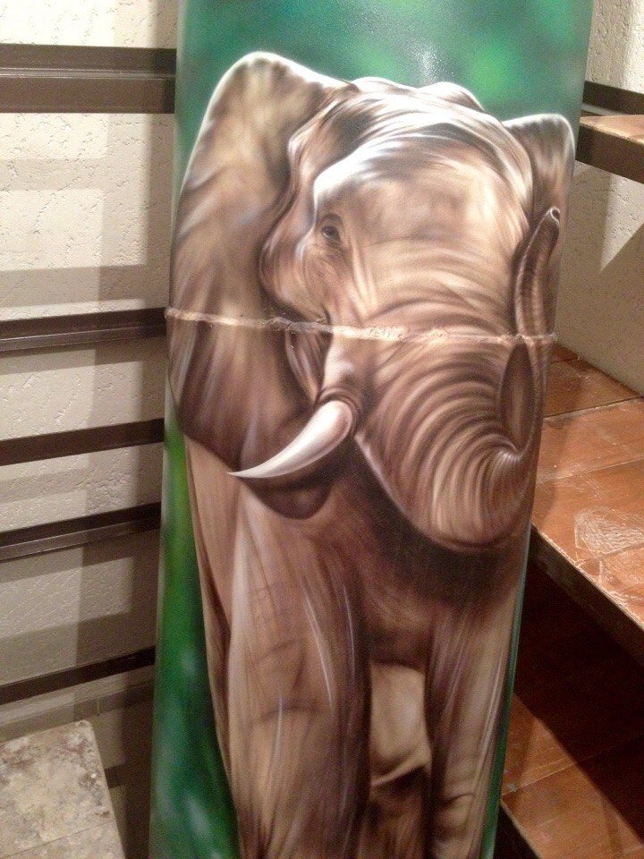 Слон на трубе, аэрография.