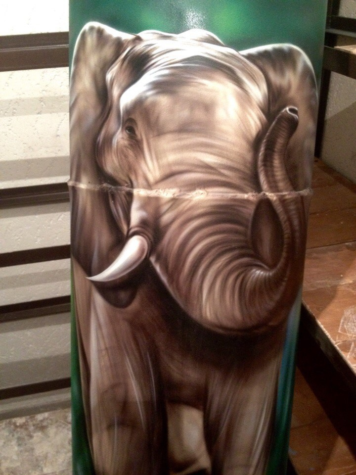 Слон на трубе, аэрография.