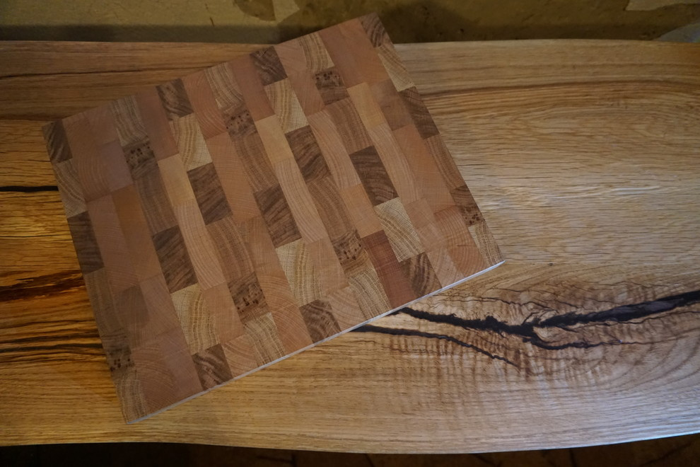 Журнальный столик в стиле live edge