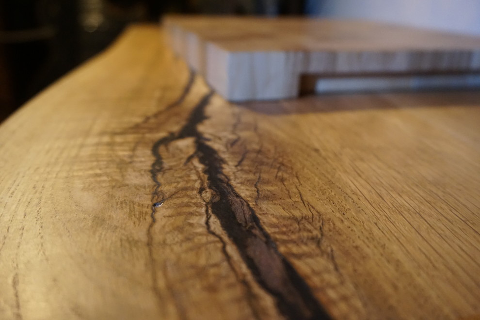 Журнальный столик в стиле live edge