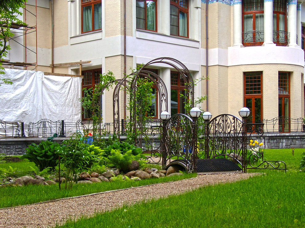 Ландшафтный дизайн участка 1 га - кованый мостик через сухой ручей.