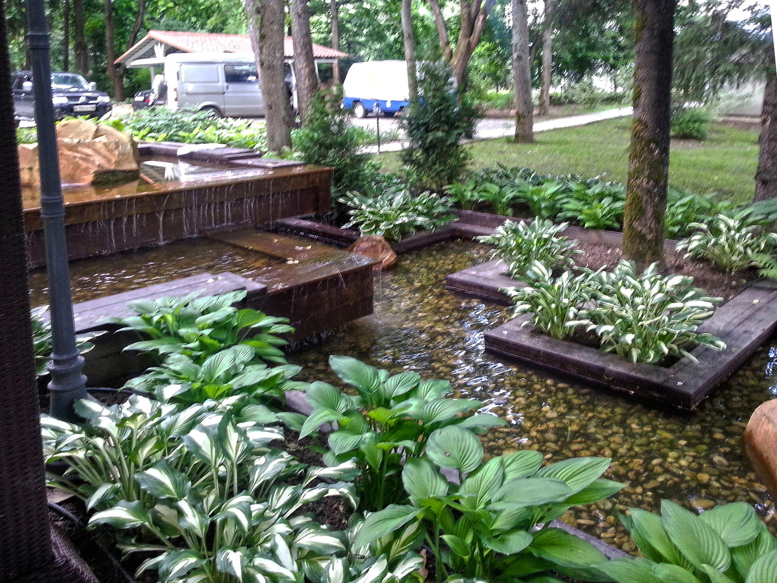 Лофт водоем состоит из террас.