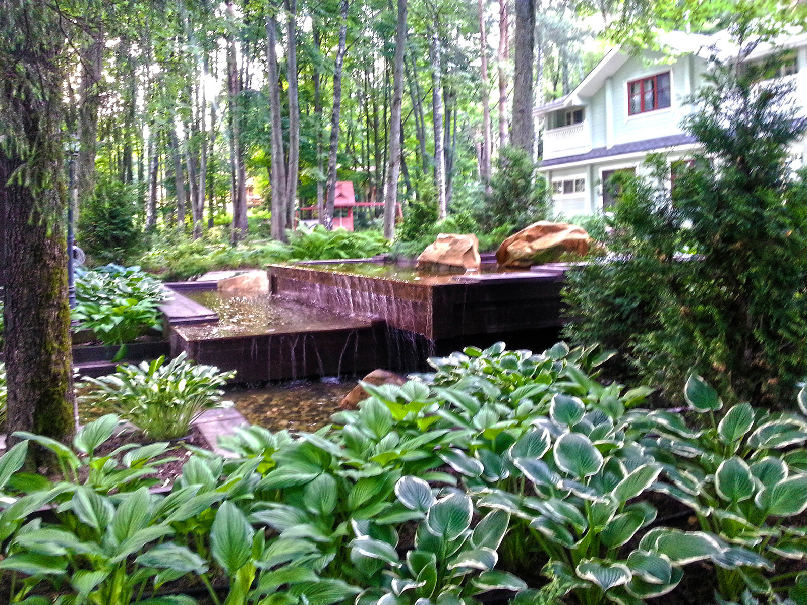 Озеленение участка с искусственным водоемом Лофт.