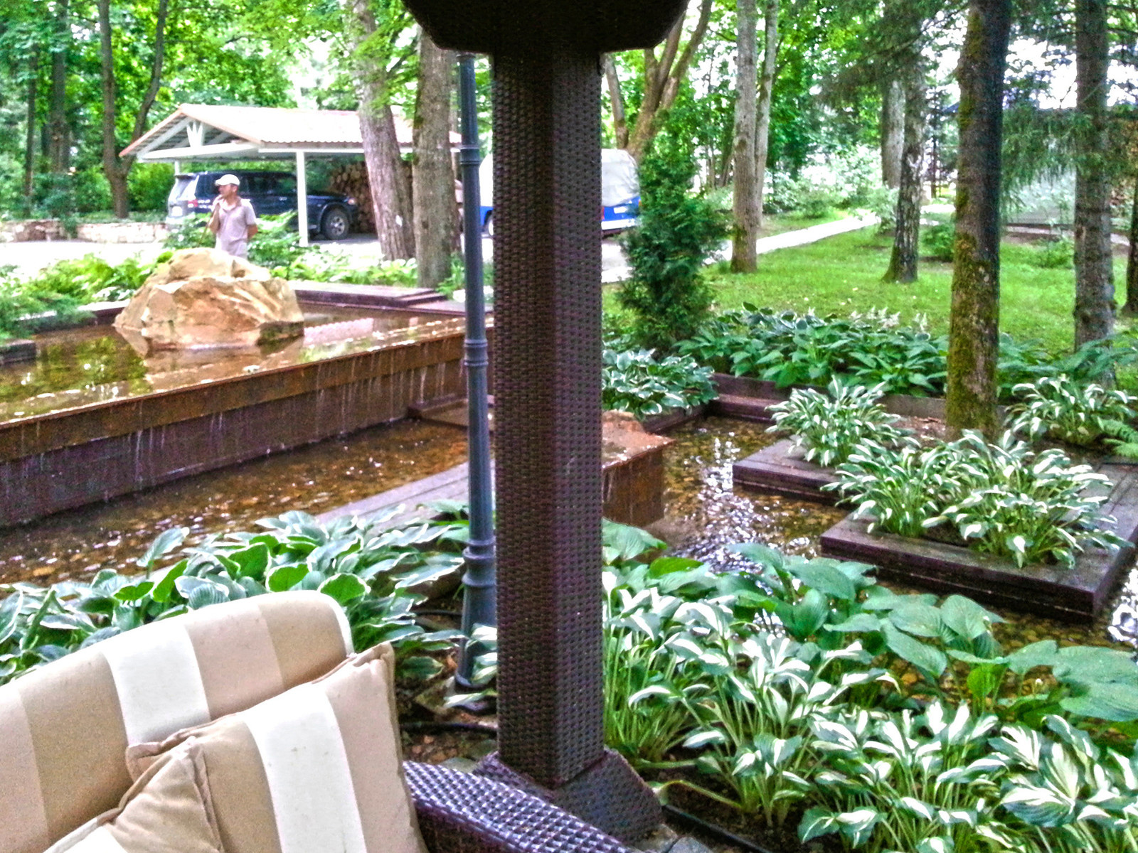 Вид на искусственный водоем Лофт из беседки на участке 1 га.