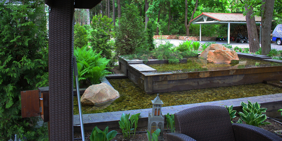 Вода и камень создают очарование ландшафтного дизайна участка с искусственным во