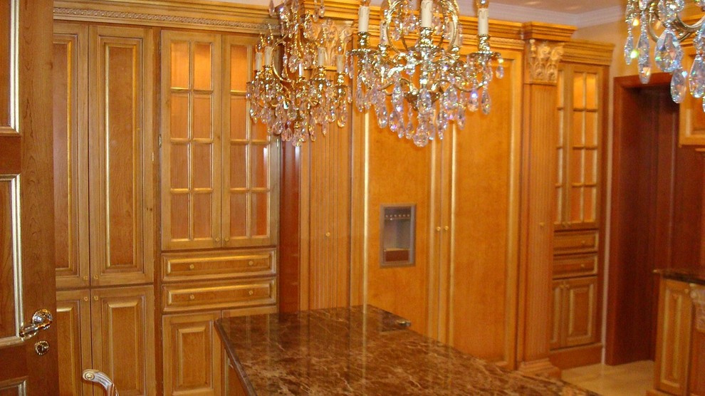 Кухня из натурального дерева и живого камня